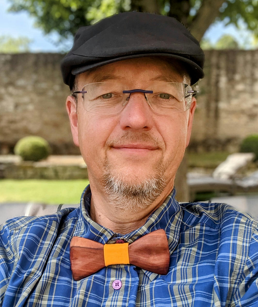 Portrait mit Fliege und Kappe